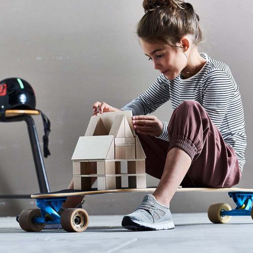 KIdPlayingTheHABAUSACleverUp BuildingBlockSystem4.0OnHerSkateboard